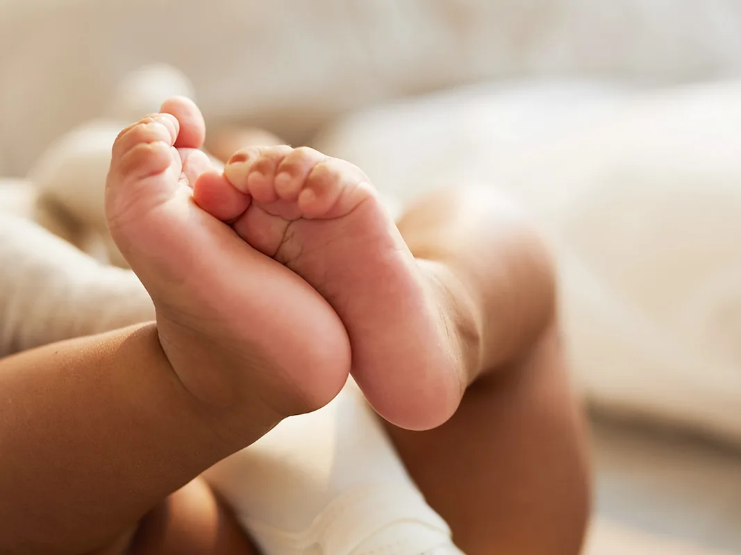 Füsse eines Neugeborenen – Kinderwunschbehandlung in Bülach
