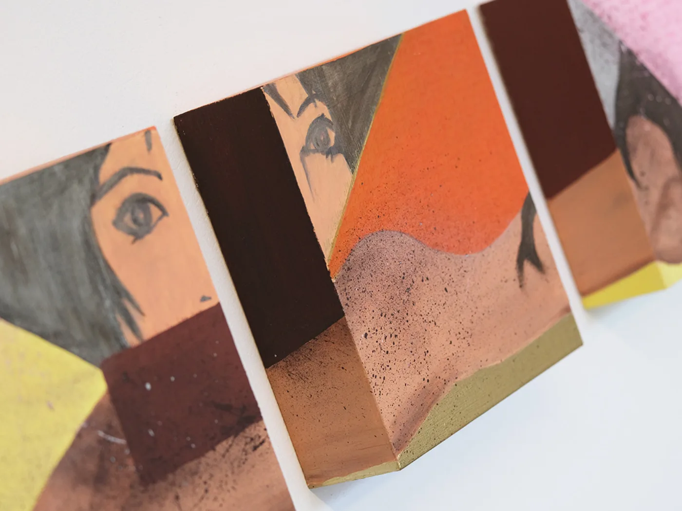 Kunstwerk mit Frauenporträts an der Praxiswand