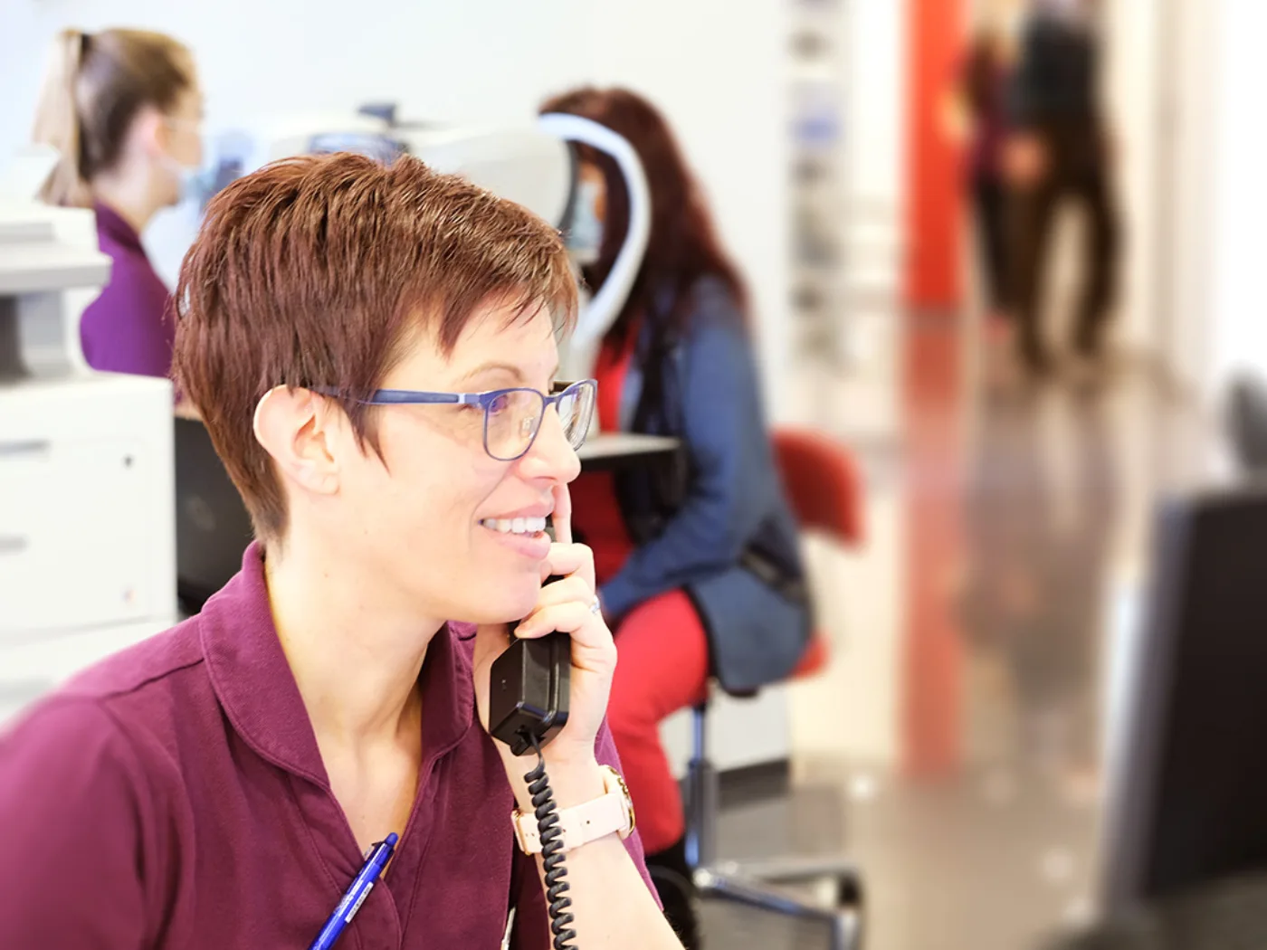 Medizinische Praxisassistentin am Empfang beim Telefonieren